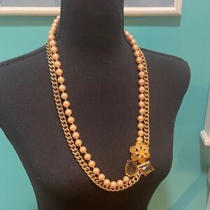Elegant Gold and Pearl Necklace